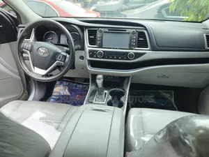 Toyota Highlander XLE 2019 Silver