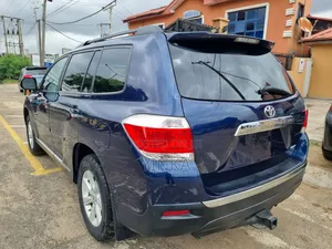 Toyota Highlander SE 2012 Blue