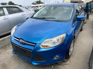 Ford Focus SE Sedan FWD (2.0L 4cyl 5M) 2013 Blue