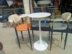 Quality Bar Wine Seating 2 Bar Chairs and Table