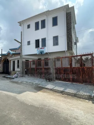 3bdrm Apartment in Surulere for sale