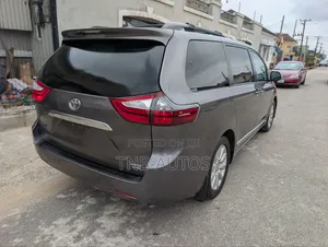 Toyota Sienna Limited Premium 7 Passenger (3.5L 6cyl 8A) 2017 Gray