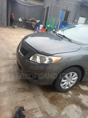 Toyota Corolla Base 4dr Sedan (1.8L 4cyl 5M) 2010 Gray