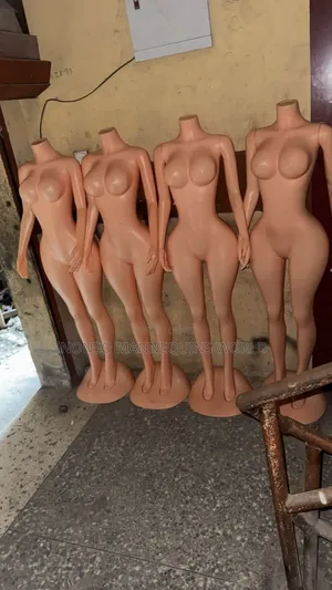 Curvy Female Plastic Size 12 Headless Mannequin