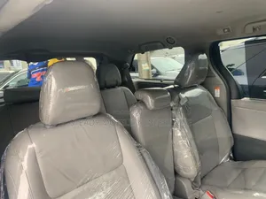 Toyota Sienna SE Premium (3.5L 6cyl 8A) 2018 Black