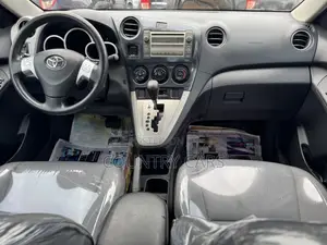 Toyota Matrix Hatchback FWD (1.8L 4cyl 5M) 2010 Gold
