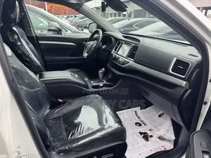 Toyota Highlander XLE 4x4 V6 (3.5L 6cyl 8A) 2017 White