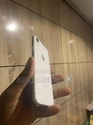 Apple iPhone XR 64 GB White