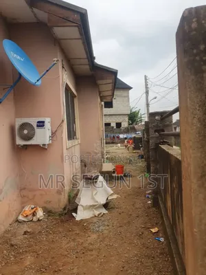 6bdrm Bungalow in Embassy Voera Estate, Obafemi-Owode for sale