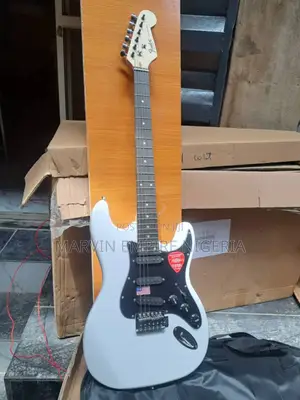 Fender St Stratocaster Black Pickguard, Arctic White