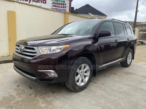 Toyota Highlander SE 2012 Brown