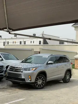 Toyota Highlander SE 4x4 V6 (3.5L 6cyl 8A) 2017 Silver