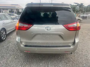 Toyota Sienna XLE 7 Passenger Auto Access Seat (3.5L 6cyl 6A) 2016 Gold