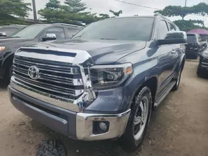 Toyota Sequoia Platinum 4dr SUV (5.7L 8cyl 6A) 2016