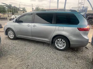 Toyota Sienna XLE 7 Passenger Auto Access Seat (3.5L 6cyl 6A) 2016
