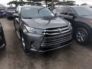 Toyota Highlander LE 4x2 V6 (3.5L 6cyl 8A) 2018 Gray
