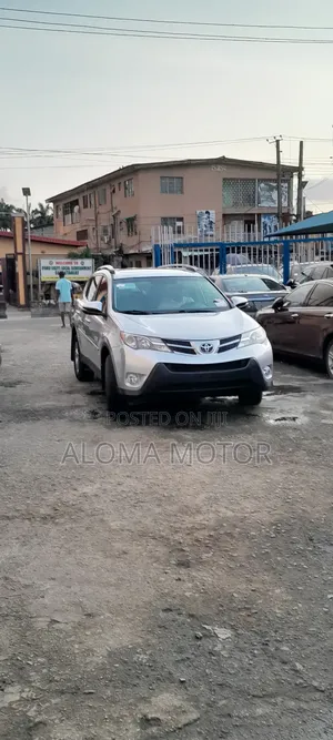 Toyota RAV4 XLE 4dr SUV AWD (2.5L 4cyl 6A) 2015 Silver