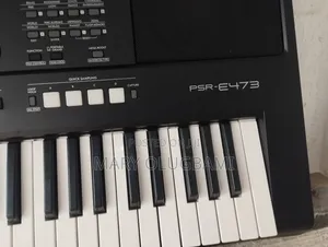 Yamaha Piano Keyboard E473