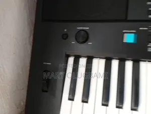 Yamaha Piano Keyboard E473