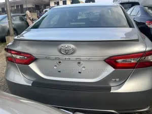 Toyota Camry SE FWD (2.5L 4cyl 8AM) 2018 Silver