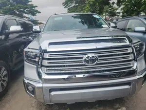 Toyota Sequoia Platinum 4dr SUV 4WD (5.7L 8cyl 6A) 2016 Silver
