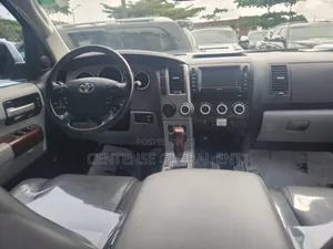 Toyota Sequoia Platinum 4dr SUV 4WD (5.7L 8cyl 6A) 2016 Silver