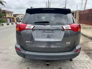 Toyota RAV4 XLE 4dr SUV (2.5L 4cyl 6A) 2015 Gray