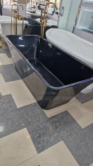 Plain Black Executive Bathtub Square Shape