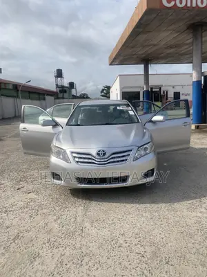 Toyota Camry LE 4dr Sedan (2.5L 4cyl 6A) 2011 Silver