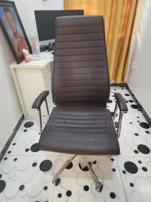 Executive Swivel Office Chair.