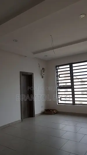 Office/Shop Space in a Plaza in Jahi Gilmor