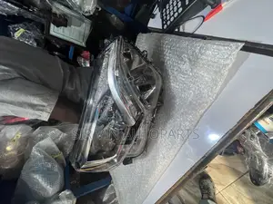 Toyota Rav4 2018 Headlight/Headlamp (Complete Set With Charger)