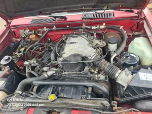 Nissan Frontier SE-V6 4x4 King Cab 116.1 in. WB 2000 Red