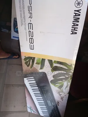 Yamaha E283 Keyboard