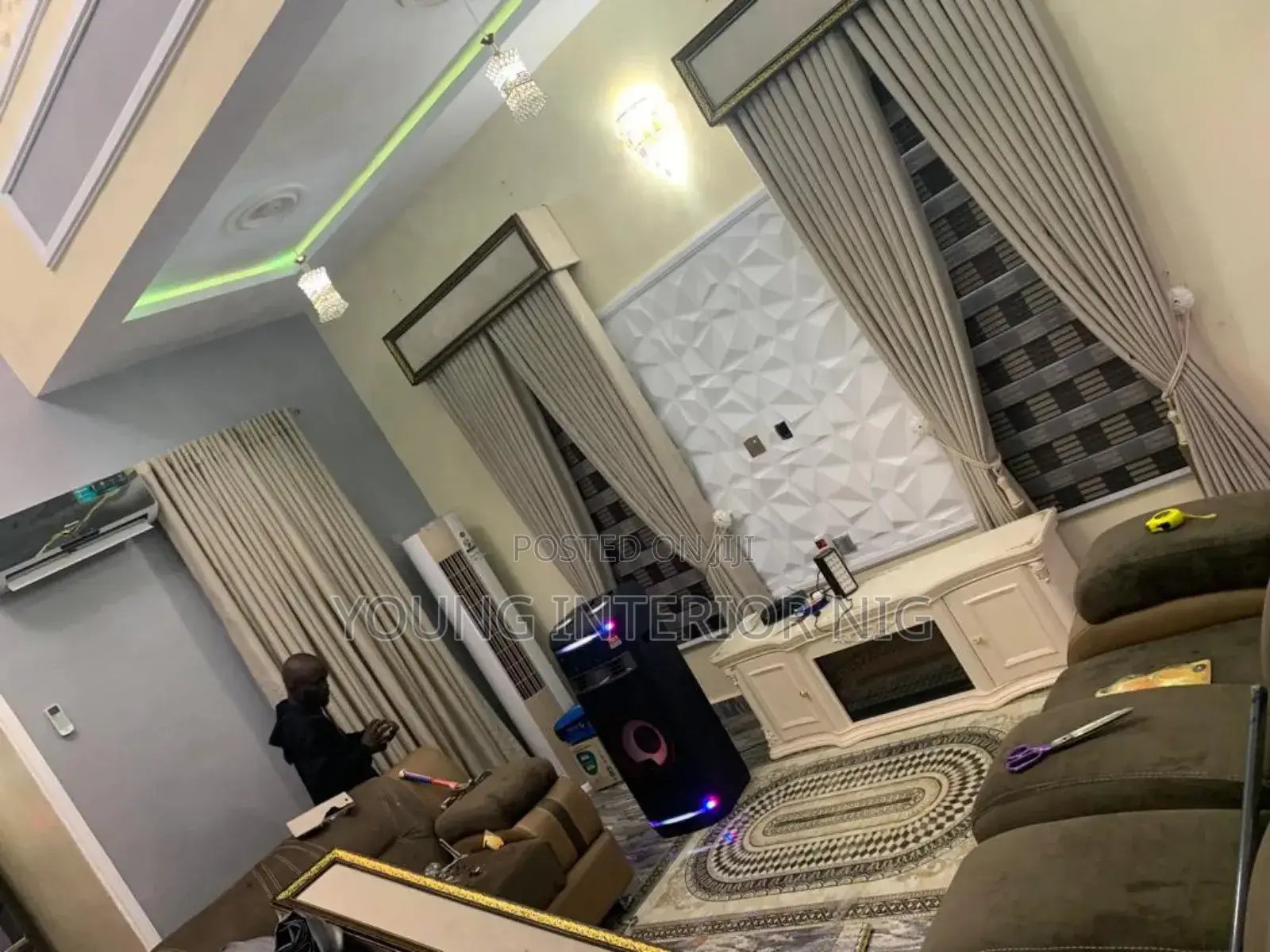 Curtains/Window Blinds
