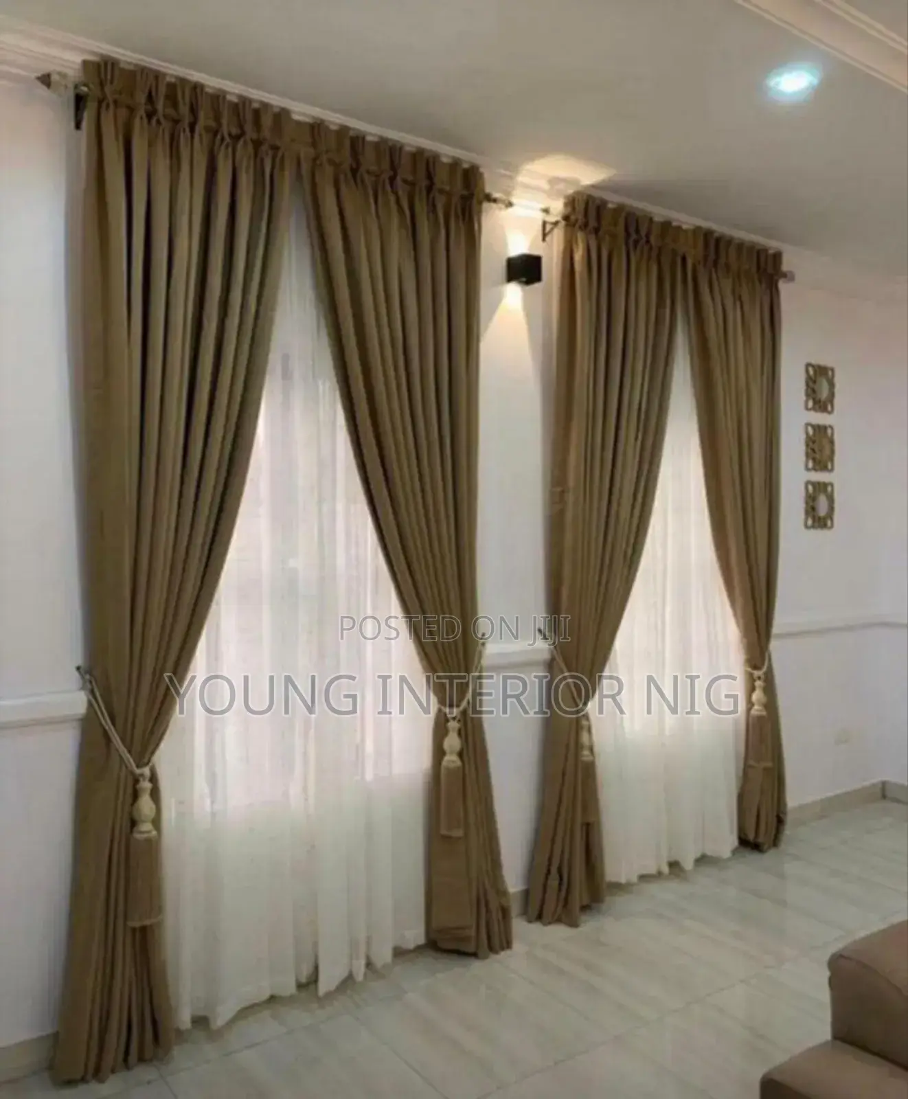 Curtains/Window Blinds