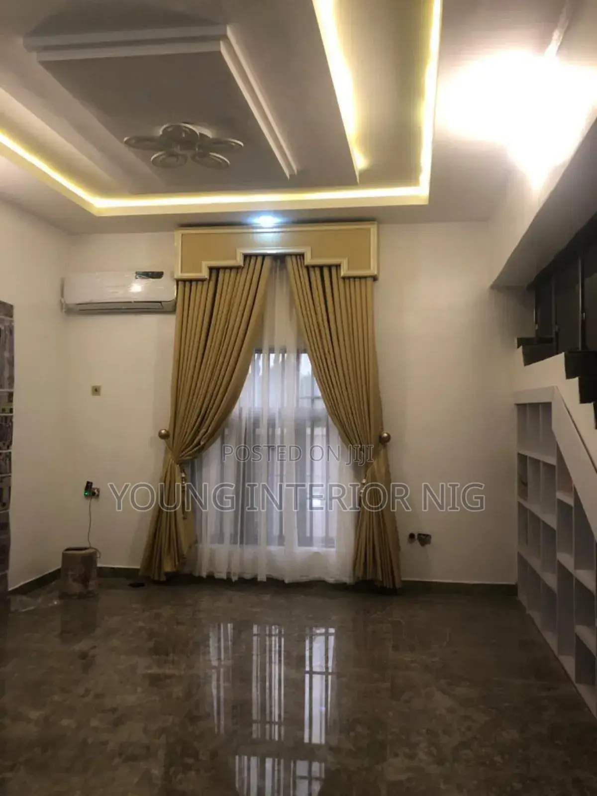 Curtains/Window Blinds