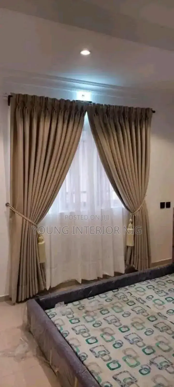 Curtains/Window Blinds