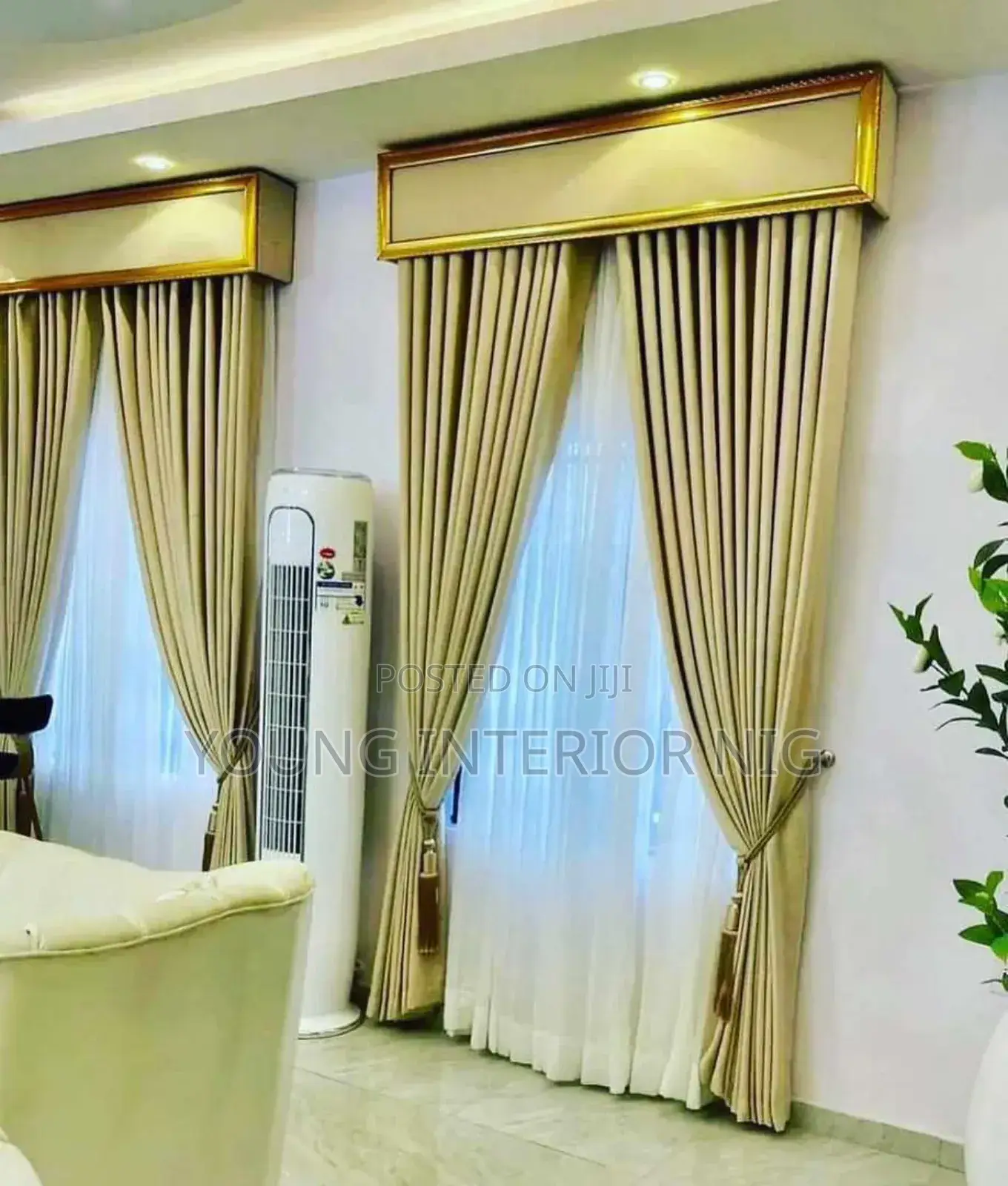 Curtains/Window Blinds