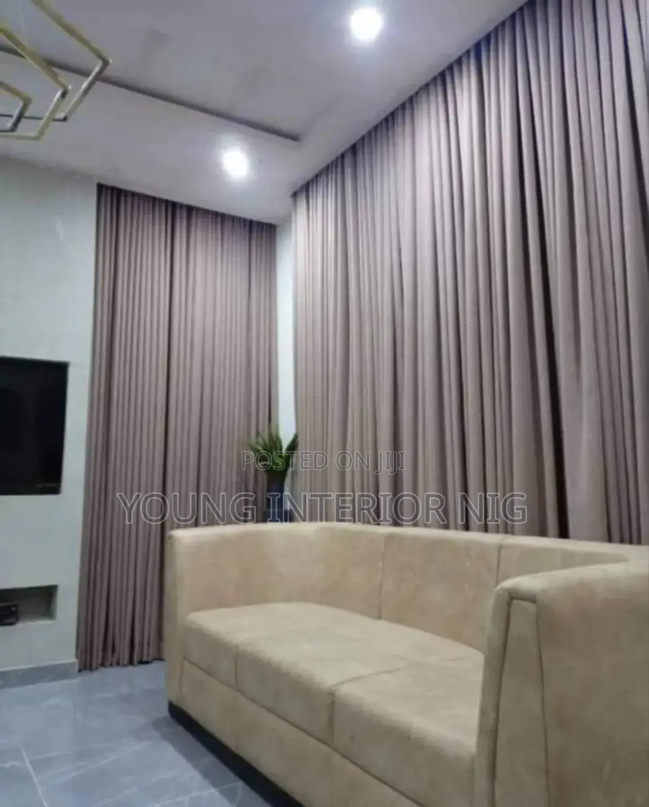 Curtains/Window Blinds