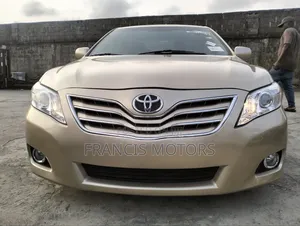 Toyota Camry LE 4dr Sedan (2.5L 4cyl 6AM) 2010 Gold