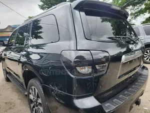 Toyota Sequoia Platinum 4dr SUV 4WD (5.7L 8cyl 6A) 2016 Black