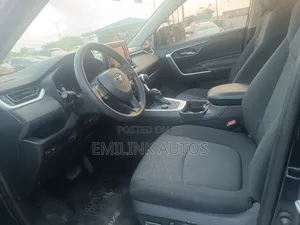 Toyota RAV4 XLE 2021 Blue