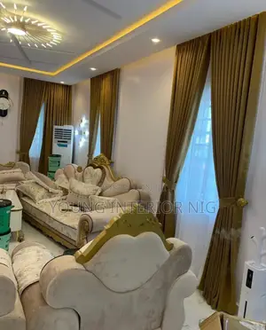 Curtains/Window Blinds