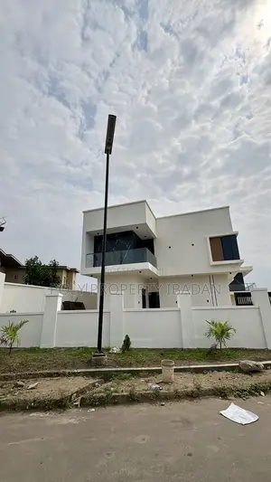 4bdrm Duplex in Kolapo Ishola Gra, Ibadan for sale
