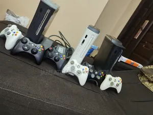 Mint Uk  Xbox 360 Game. 10plus Games Installed. 2pads