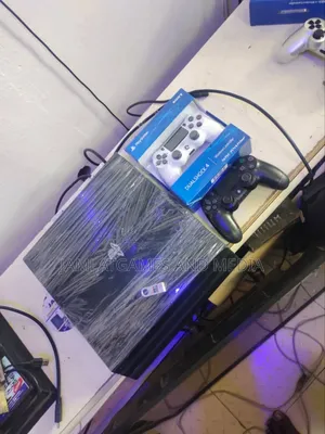 Uk  Hacked Playstation 4 Pro Ps4 Pro, 2pads, 25-30games.