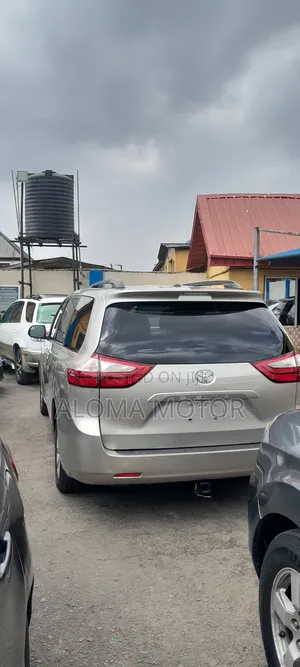 Toyota Sienna 2015 Gold