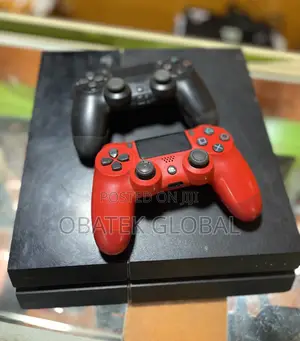 Playstation 4 Fat With 2 Pads and 8 Games.