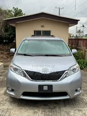 Toyota Sienna Limited AWD (3.5L 6cyl 8A) 2018 Silver